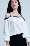 Q2 Top branco com renda preta e ombros nus