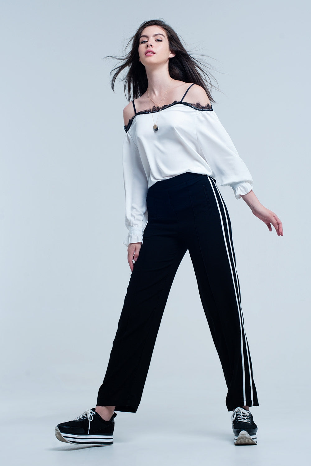 Top branco com renda preta e ombros nus