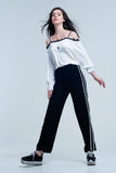 Top branco com renda preta e ombros nus