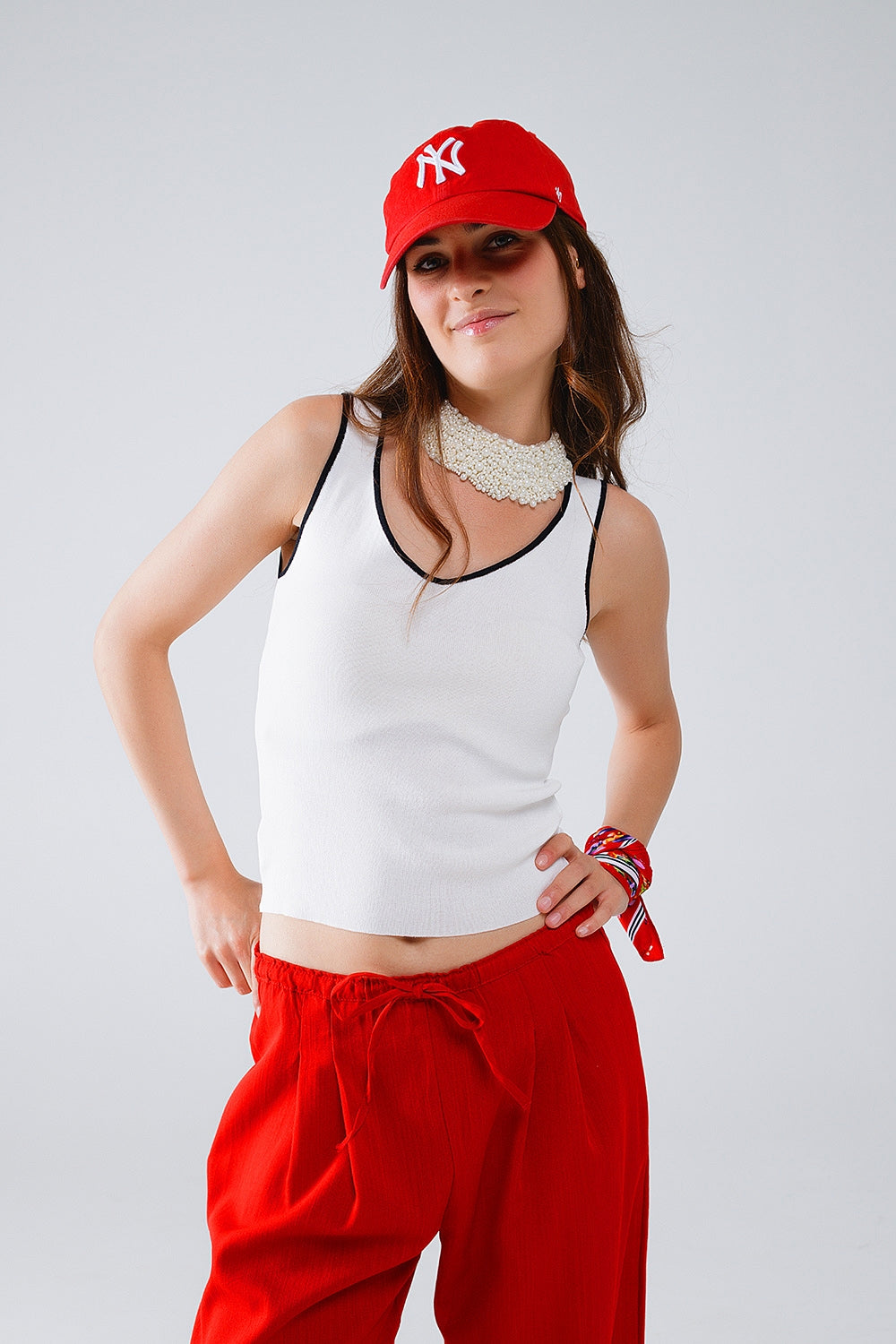 Q2 Top branco sem mangas com decote careca e acabamento preto