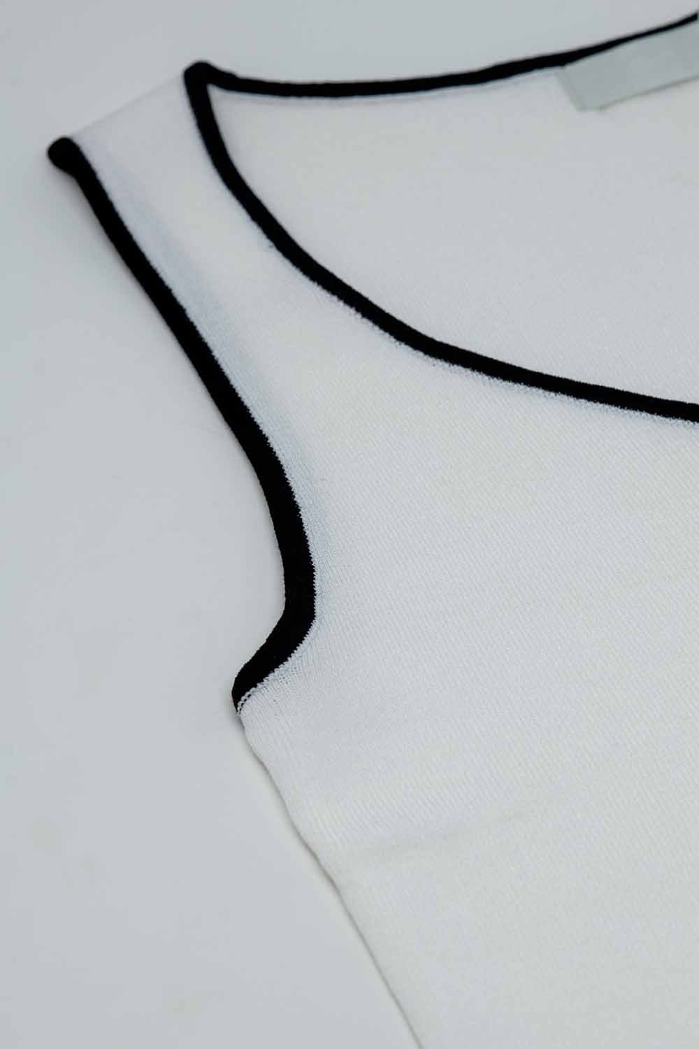Top branco sem mangas com decote careca e acabamento preto