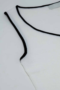 Top branco sem mangas com decote careca e acabamento preto