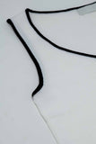 Top branco sem mangas com decote careca e acabamento preto