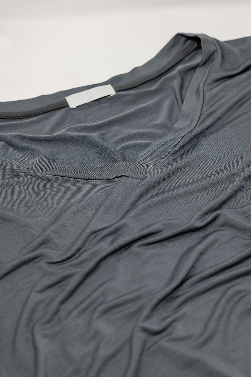 Top cinzento de manga comprida com decote em V em modal