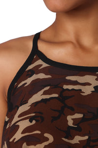 top com baixo assimétrico e padrão camuflar