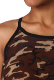 top com baixo assimétrico e padrão camuflar