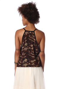 top com baixo assimétrico e padrão camuflar