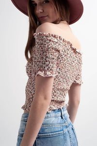 Top com decote Bardot e estampa floral