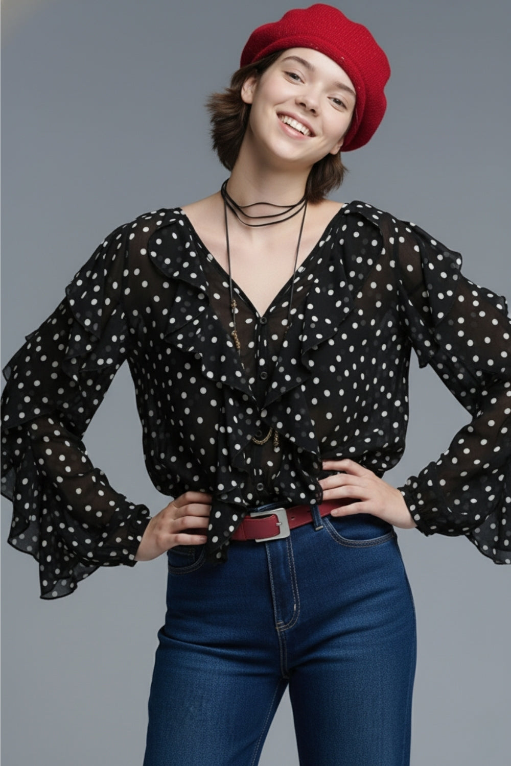 Q2 Top com decote em V com folhos e pintas pretas em tecido de chiffon
