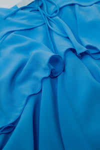 Top com folhos e alças finas em azul