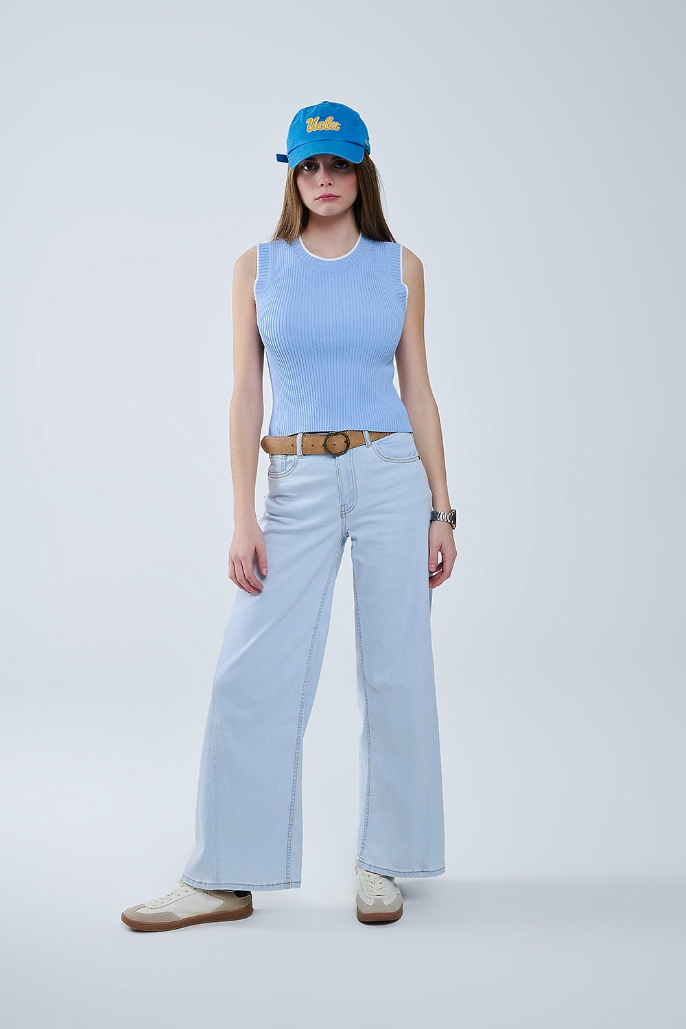 Top com gola canelada em azul com rebordo branco