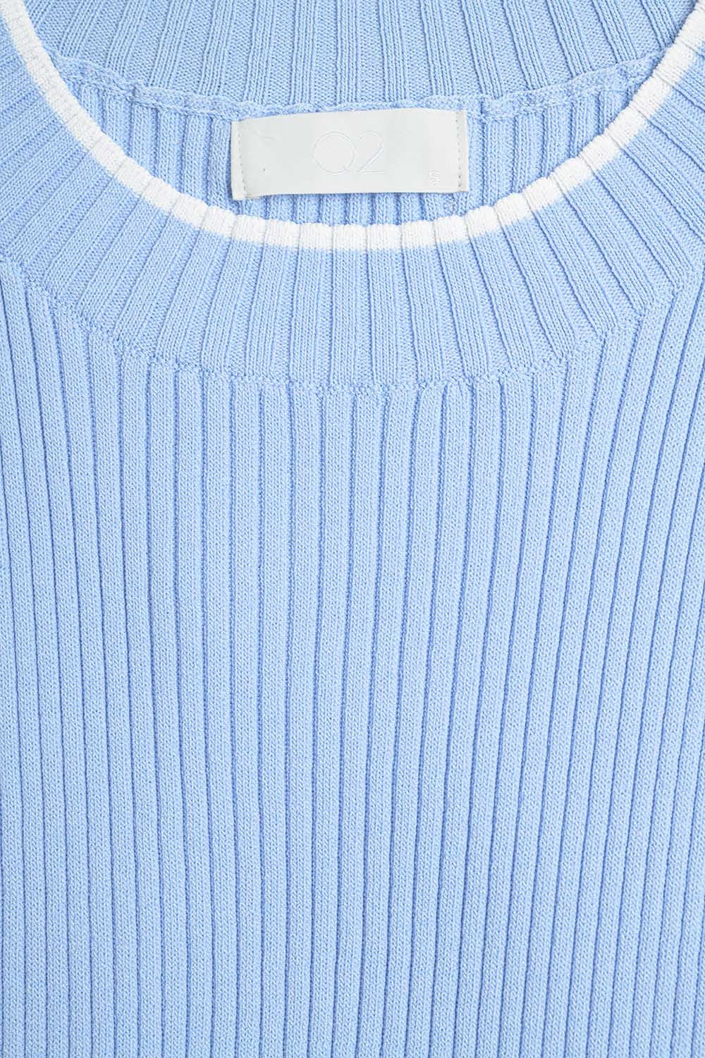 Top com gola canelada em azul com rebordo branco