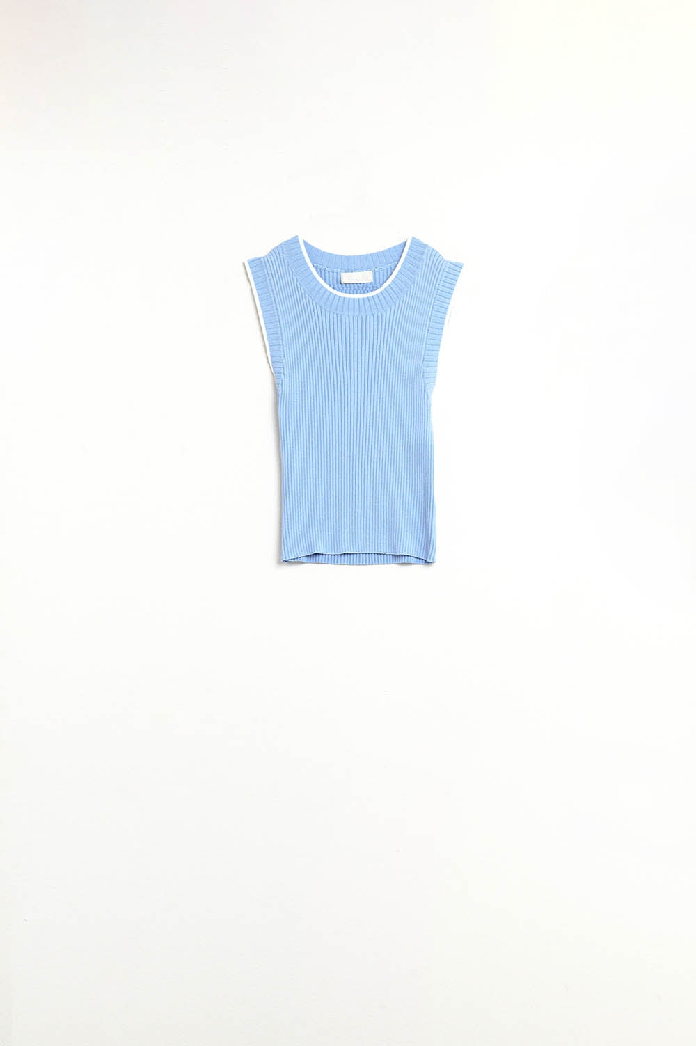 Top com gola canelada em azul com rebordo branco
