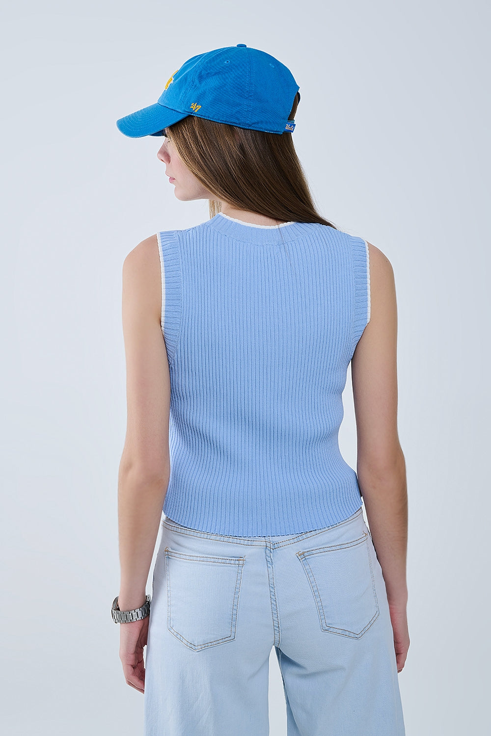 Top com gola canelada em azul com rebordo branco