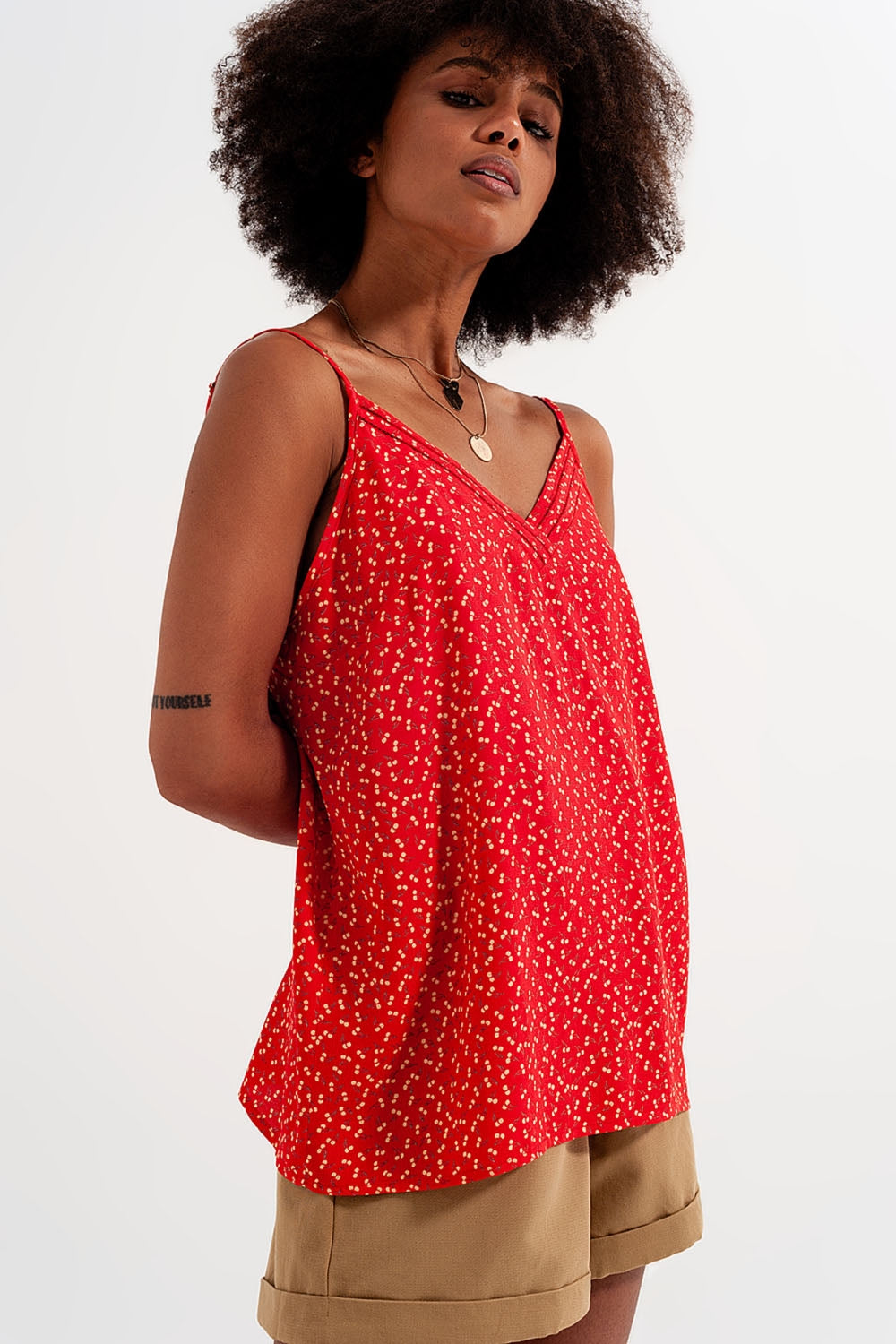 Top com impressão de cereja em vermelho