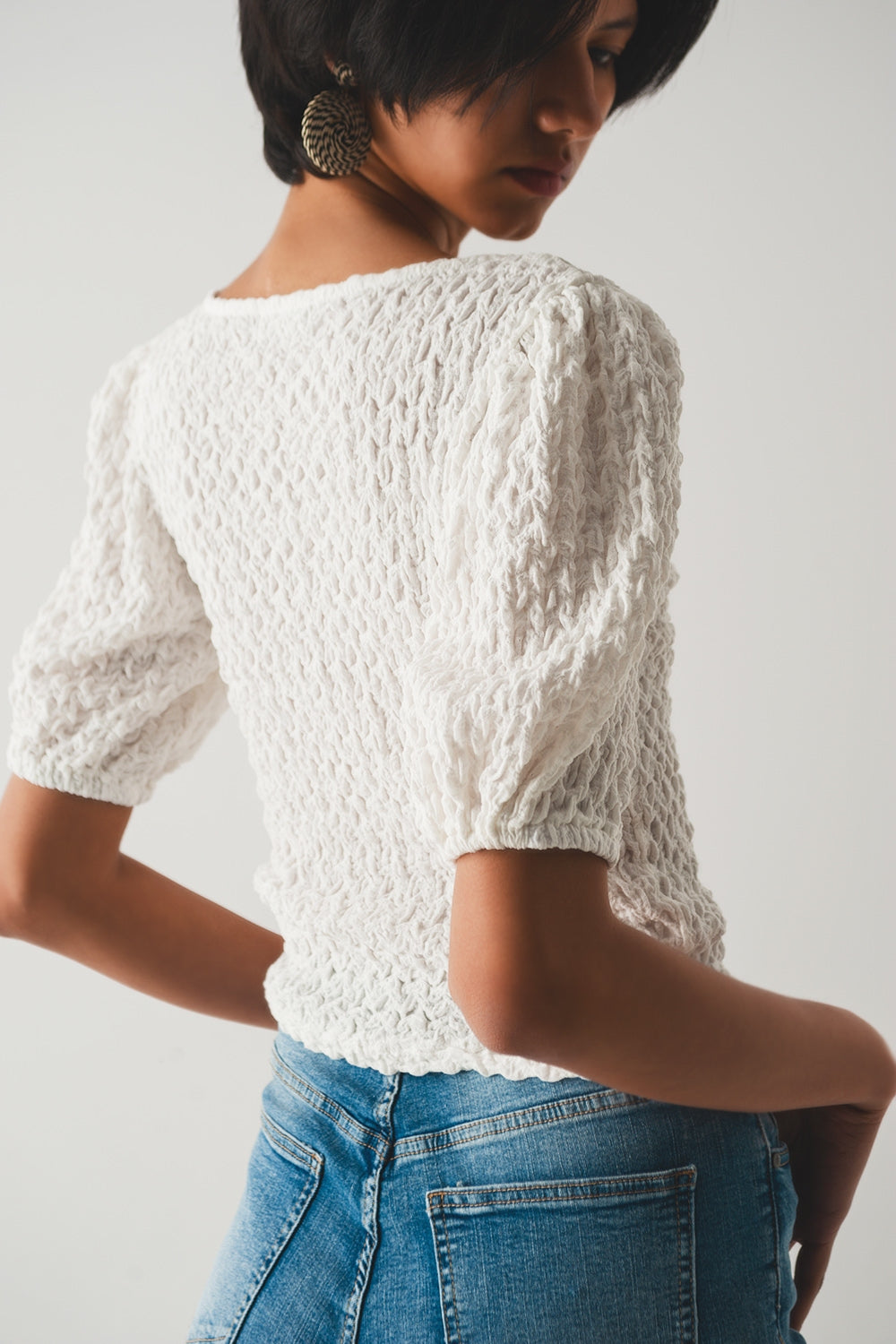 Top com mangas balão e fecho de colchete branco