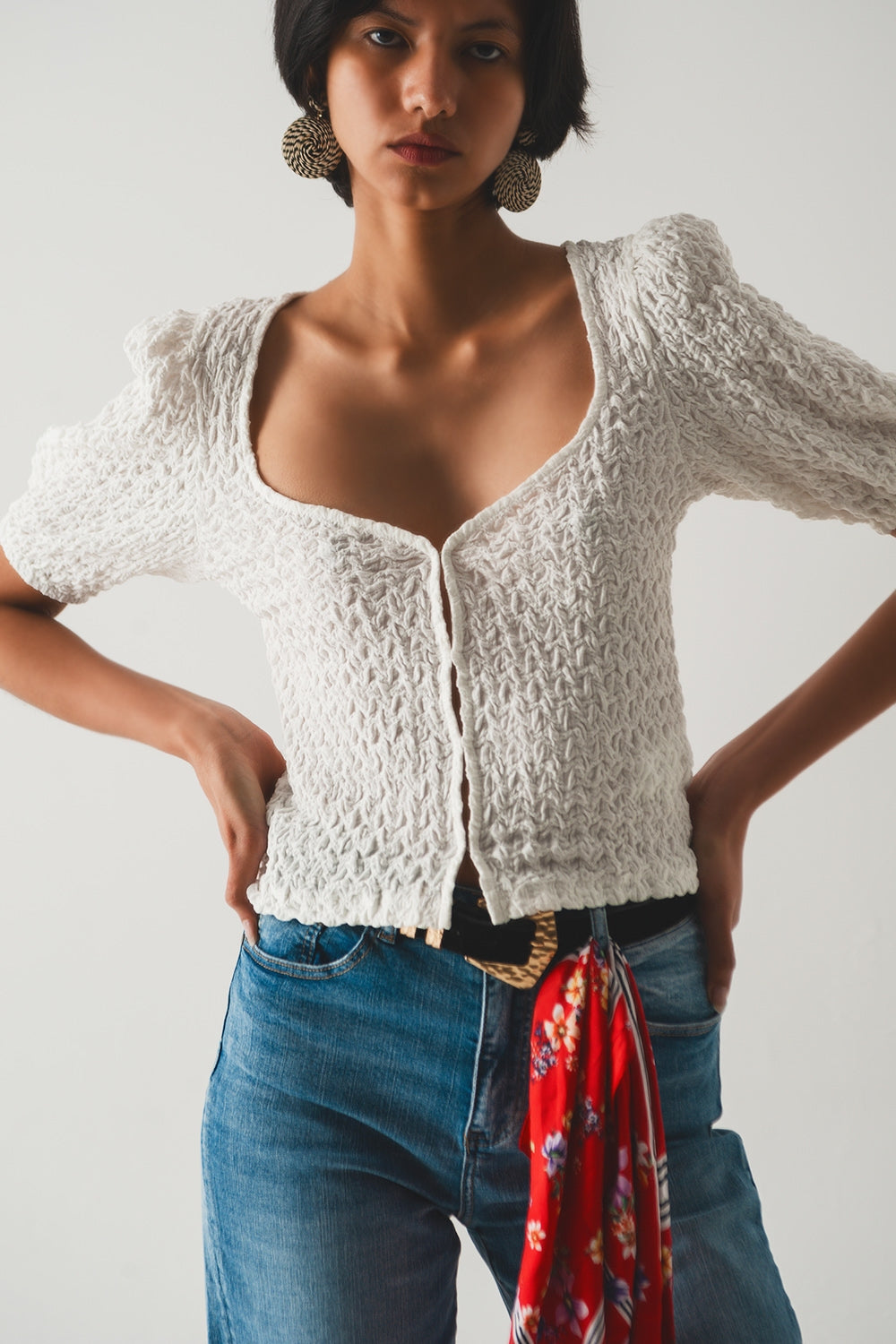 Top com mangas balão e fecho de colchete branco