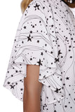 Top com mangas de anjo com impressão de estrelas negras