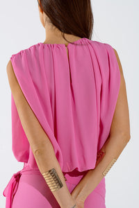 Top cor-de-rosa com design de pregas