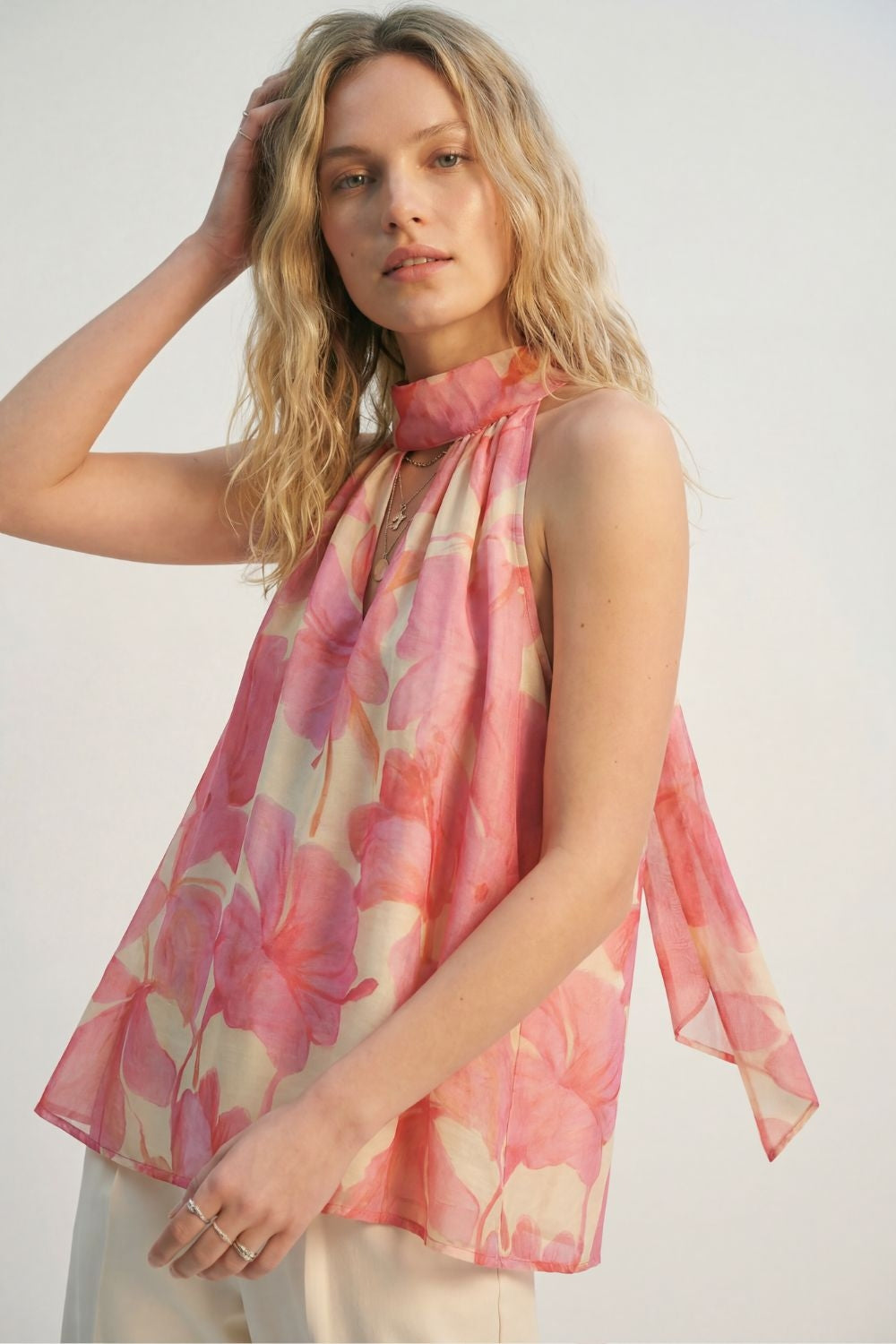 Q2 Top cor-de-rosa floral em chiffon macio com halteres