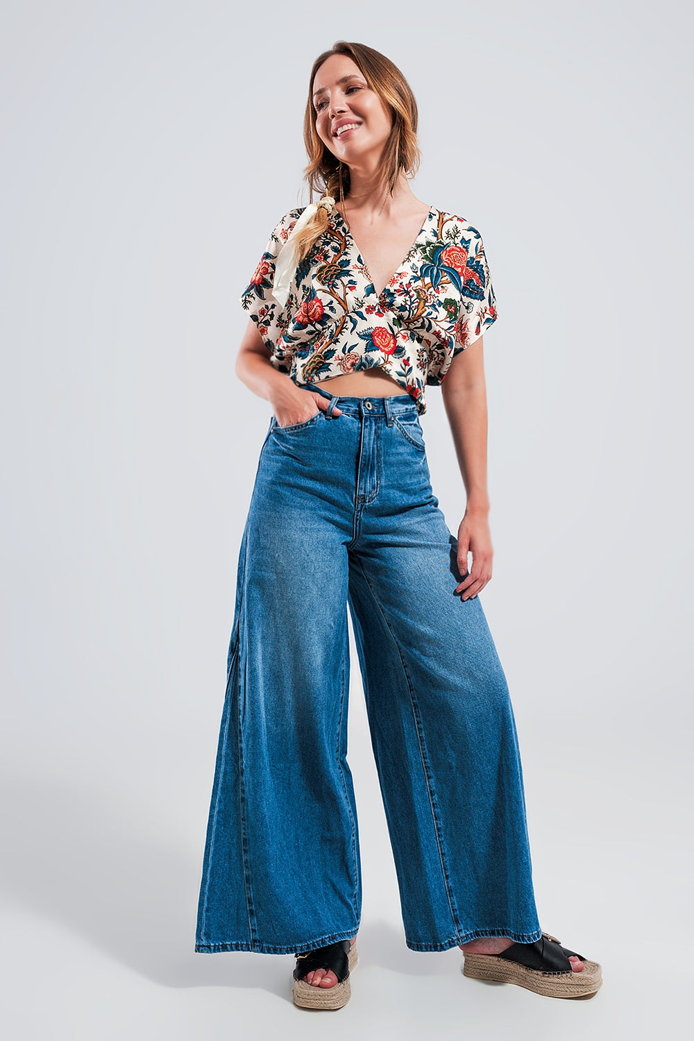 top courto com estampa paisley beige