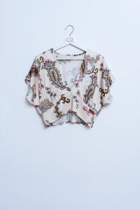 Q2 Top courto com estampa paisley