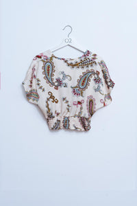 Top courto com estampa paisley
