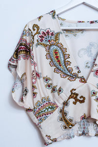 Top courto com estampa paisley