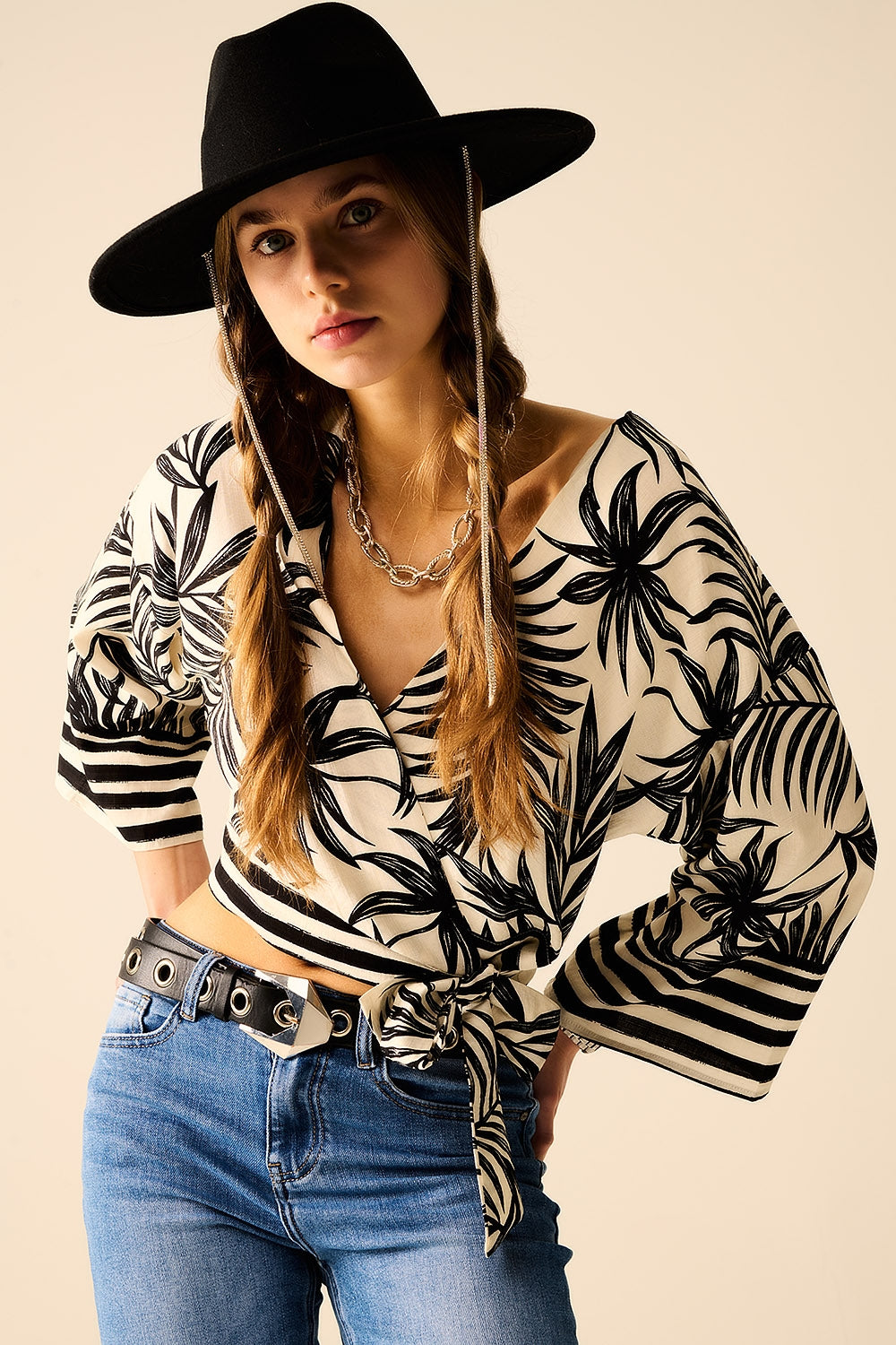 Q2 Top Cropped Branco Com Motivo Tropical em Preto