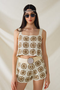 Top cropped de crochê com padrão de círculo em bege