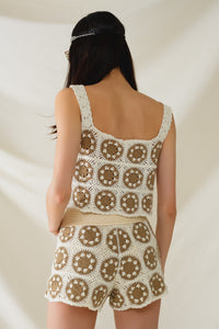 Top cropped de crochê com padrão de círculo em bege