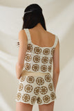 Top cropped de crochê com padrão de círculo em bege