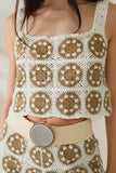 Top cropped de crochê com padrão de círculo em bege