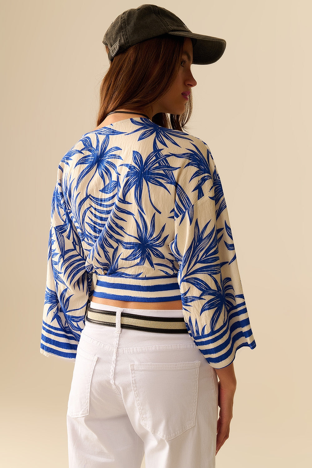 Top cropped transpassado com estampa tropical azul