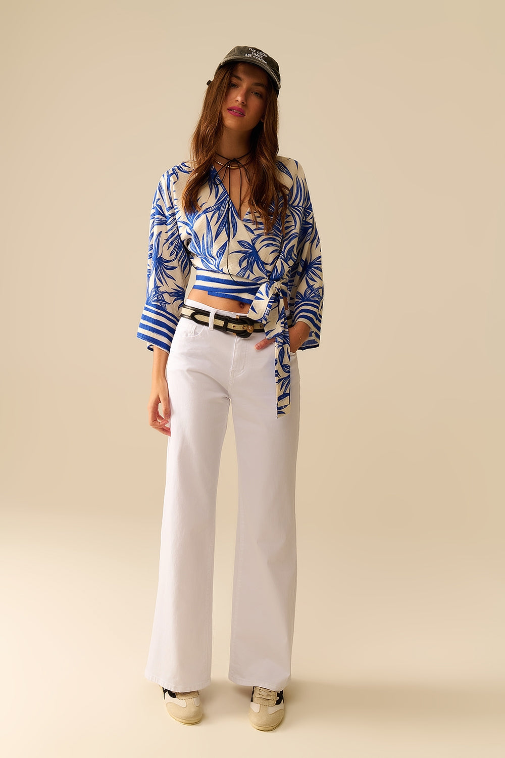 Top cropped transpassado com estampa tropical azul