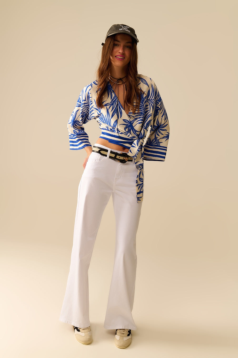 Top cropped transpassado com estampa tropical azul