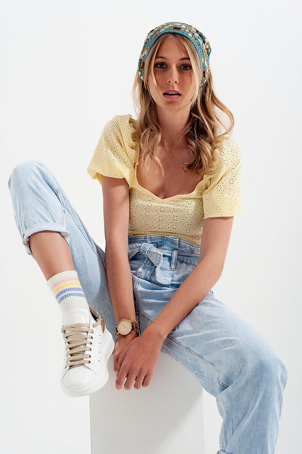 Top curto amarelo em tecido batiste e mangas bufantes