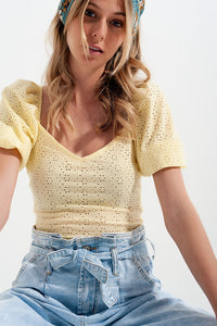 Top curto amarelo em tecido batiste e mangas bufantes
