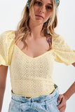 Top curto amarelo em tecido batiste e mangas bufantes