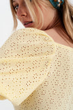Top curto amarelo em tecido batiste e mangas bufantes
