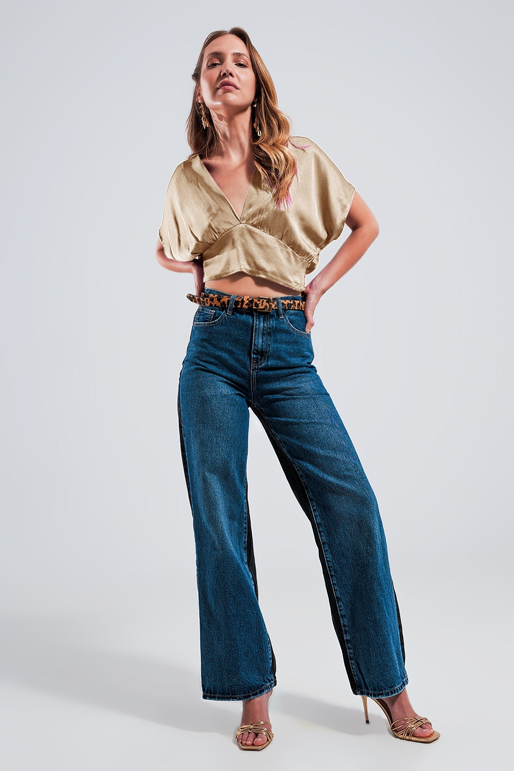 Top curto bege de cetim de manga curta