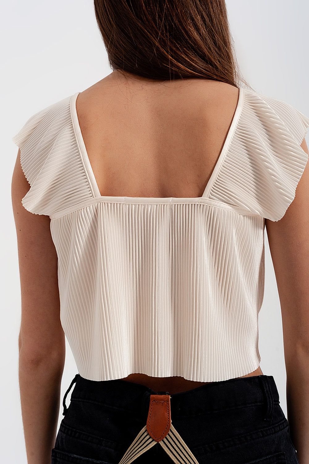 Top curto em ruffled creme com mangas volumosas atadas à frente