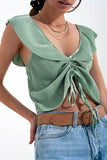 Top curto em ruffled verde com mangas volumosas atadas à frente