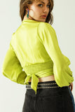 Top curto verde com mangas compridas e largas