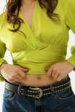 Top curto verde com mangas compridas e largas