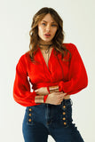 Top curto vermelho com mangas compridas e largas