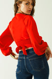 Top curto vermelho com mangas compridas e largas