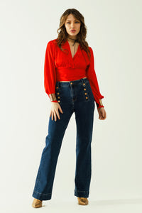 Top curto vermelho com mangas compridas e largas