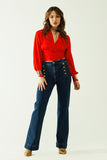 Top curto vermelho com mangas compridas e largas