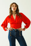 Top curto vermelho com mangas compridas e largas